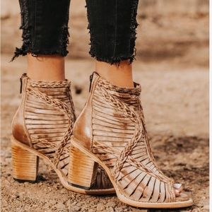 Freebird “Bela” size 9 BRAND NEW!!!!!! Distressed tan/ice